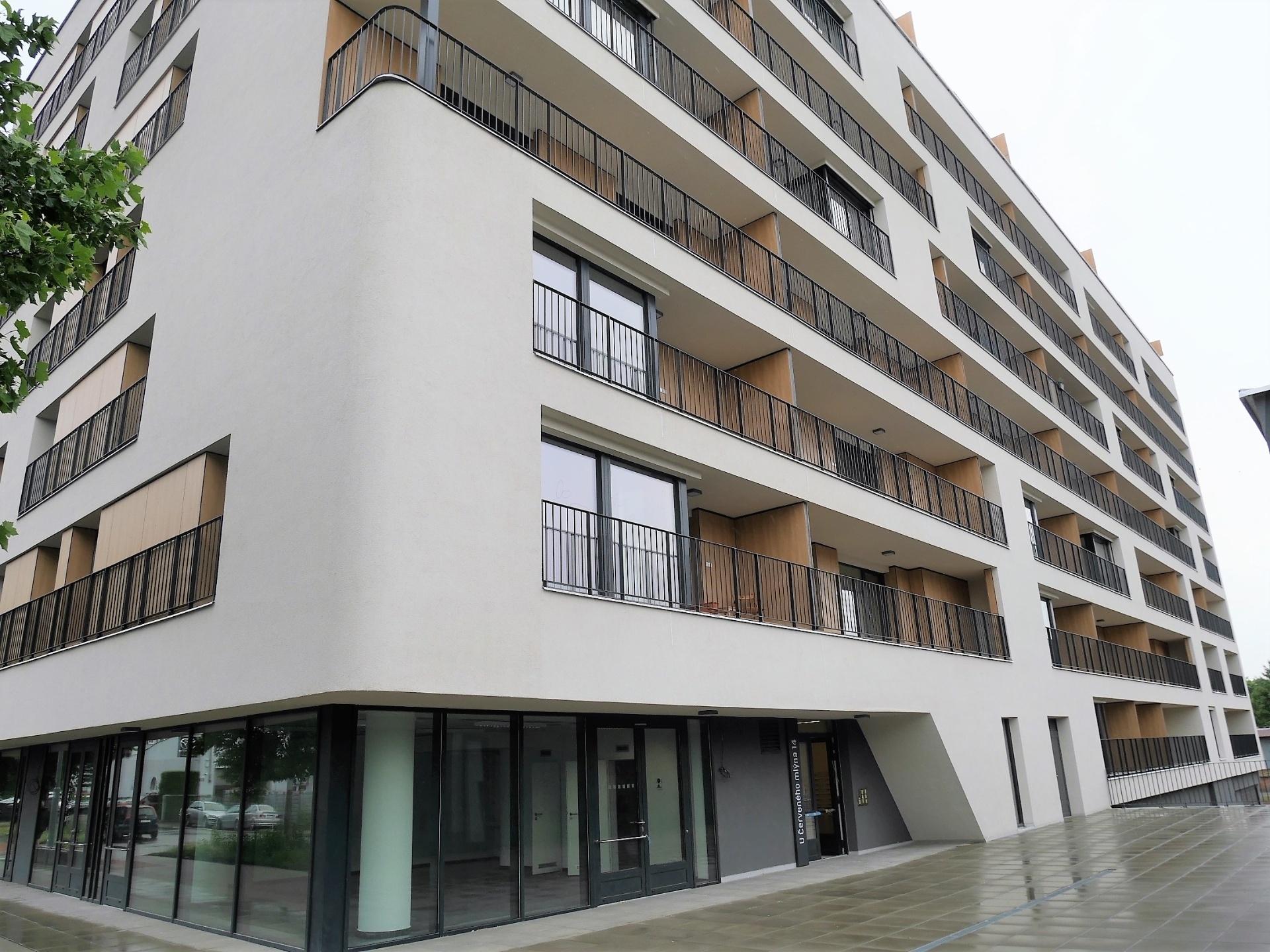 Pronájem novostavby částečně zařízeného bytu OV 2+kk + terasa + garážové stání, ul. U Červeného mlýna, Brno - Královo Pole, CP 68 m<sup>2</sup>, 4. p/7, výtah, šatna, komora.