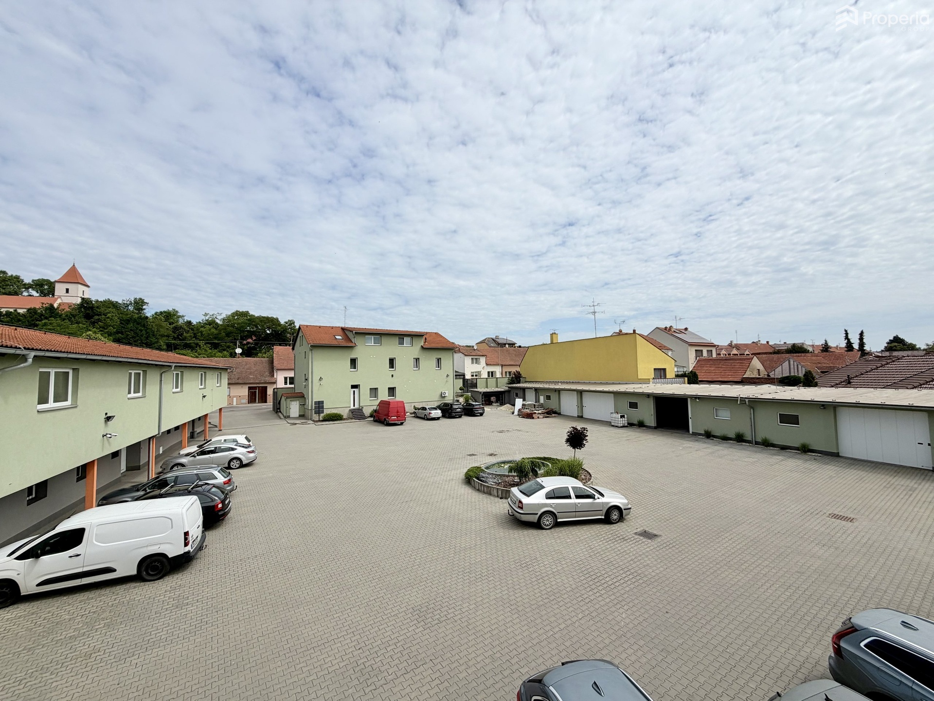 Pronájem skladu/kanceláře ve zrekonstruovaném logistickém areálu v obci Želešice, ul. 24. dubna, okr. Brno-venkov, CP 356 m<sup>2</sup>, výtah, oploceno, alarm, vjezd kamionem, skvělá dostupnost na D1/D2/D52