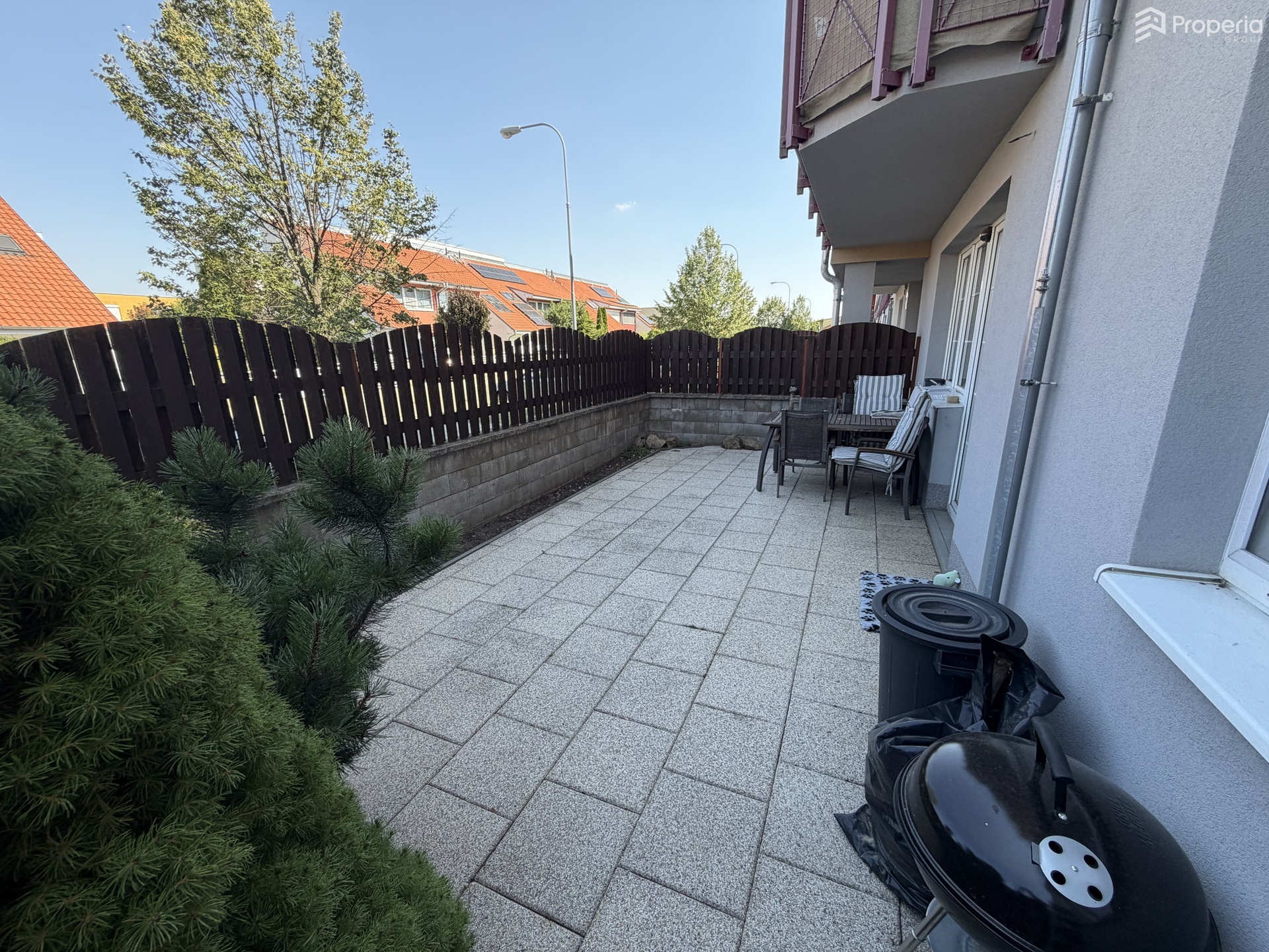 Pronájem bytu 2+kk s prostornou terasou, garážovým stáním a sklepem – Brno, ulice Otiskova